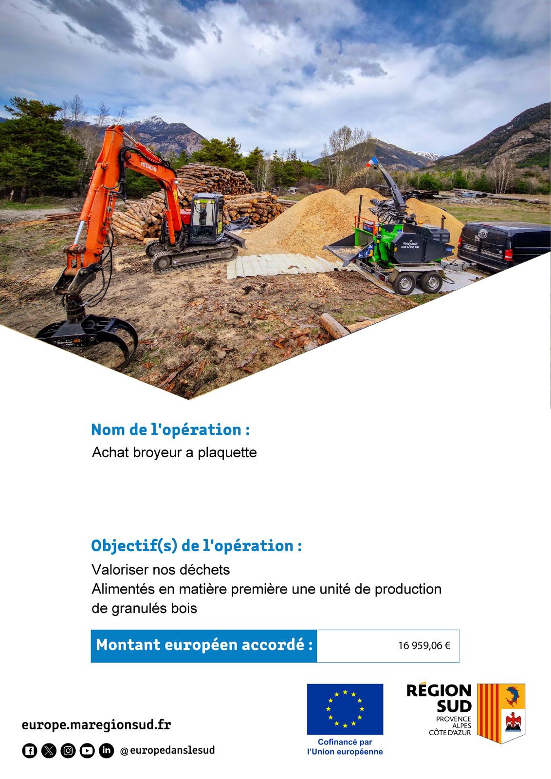 Une déchiqueteuse et une pelleteuse travaillent sur un tas de grumes en plein air, avec des montagnes en arrière-plan. Des équipements et des véhicules sont garés à proximité. Des informations sur un projet de déchiqueteuse de bois financé par l'UE sont superposées à l'image.